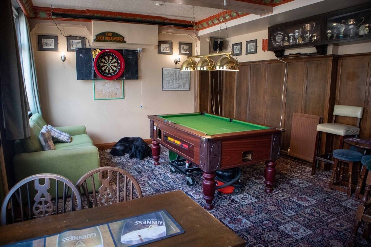 SURREY - WET-LED PUB IN RESIDENTIAL AREA FOR SALE Photo 5