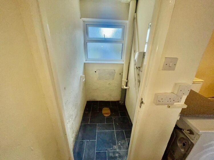 Freehold Commercial Property Located In Redruth Photo 5