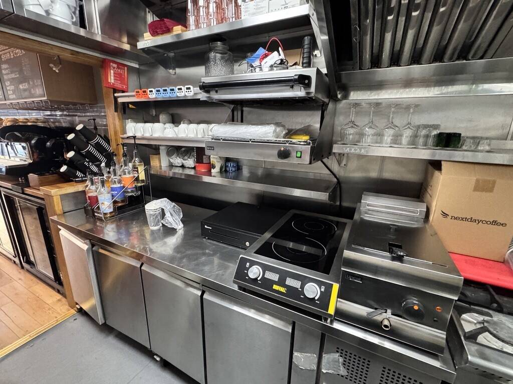 Fully Equipped Restaurant and Caf&eacute; for Sale in East London &ndash; Prime Location
