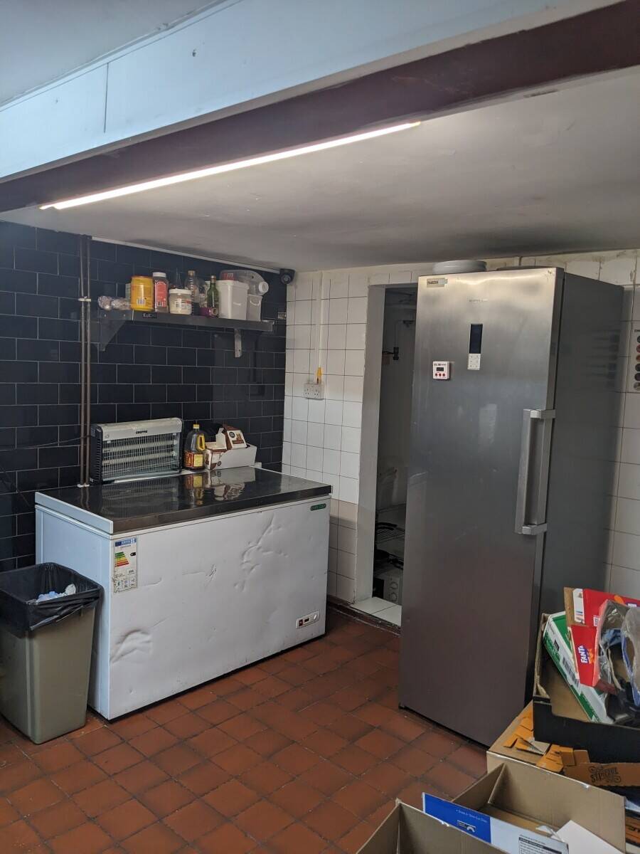Fast food chicken & burger restaurant for sale in North London Photo 5