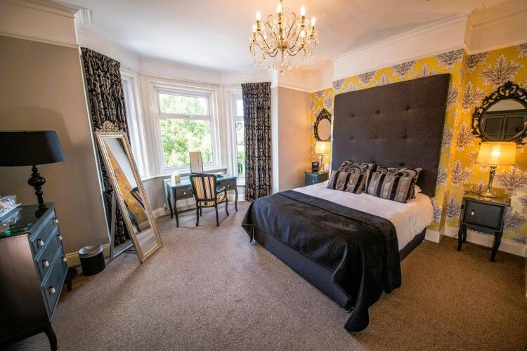 High Quality Award Winning B&B Overlooking Park