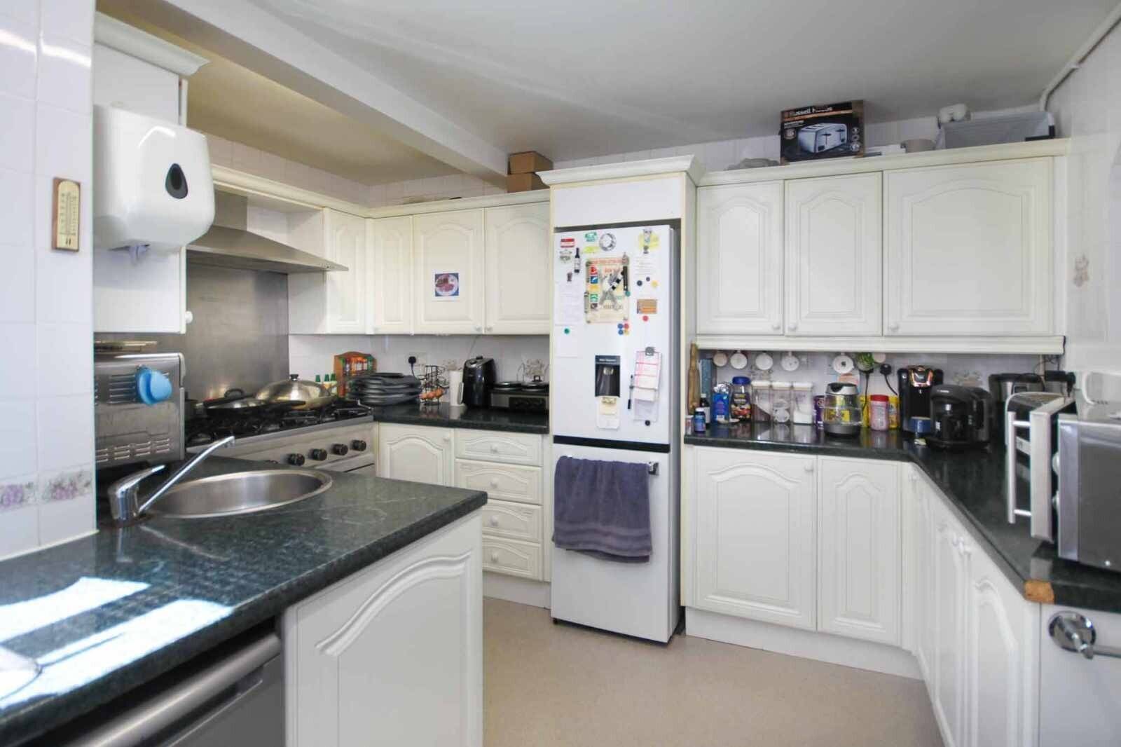 An Ideally Located 7/8 Bedroom Guesthouse For Sale Photo 5