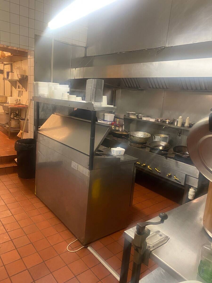 Used for Chinese food and pizzas