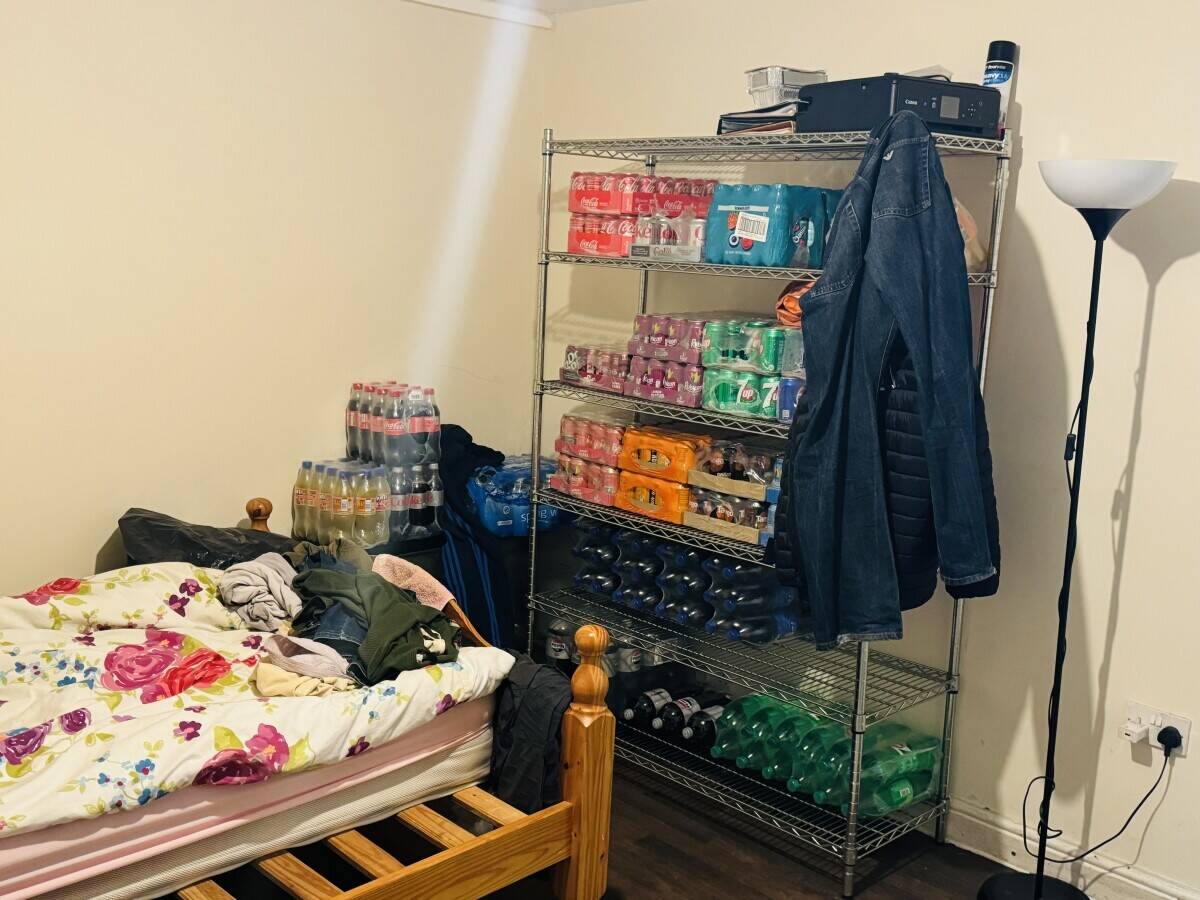 Fully equipped takeaway with the two bedrooms flat on the top. Photo 5