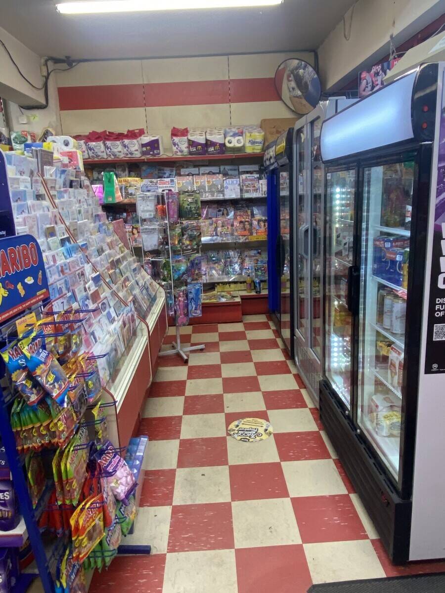 No competition: Neighbourhood store  Photo 4