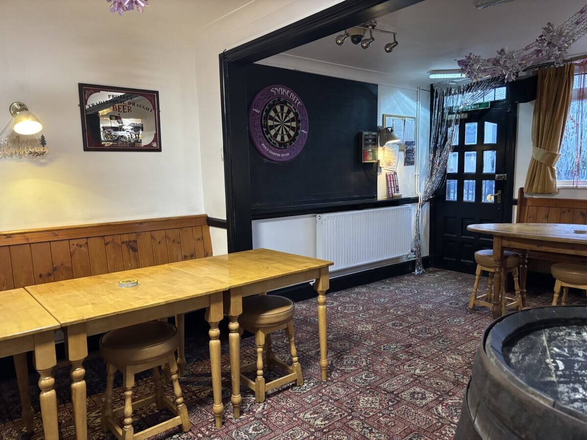 BERKSHIRE - TRADITIONAL ALE HOUSE CLOSE TO CENTRE OF MAJOR TOWN Photo 5