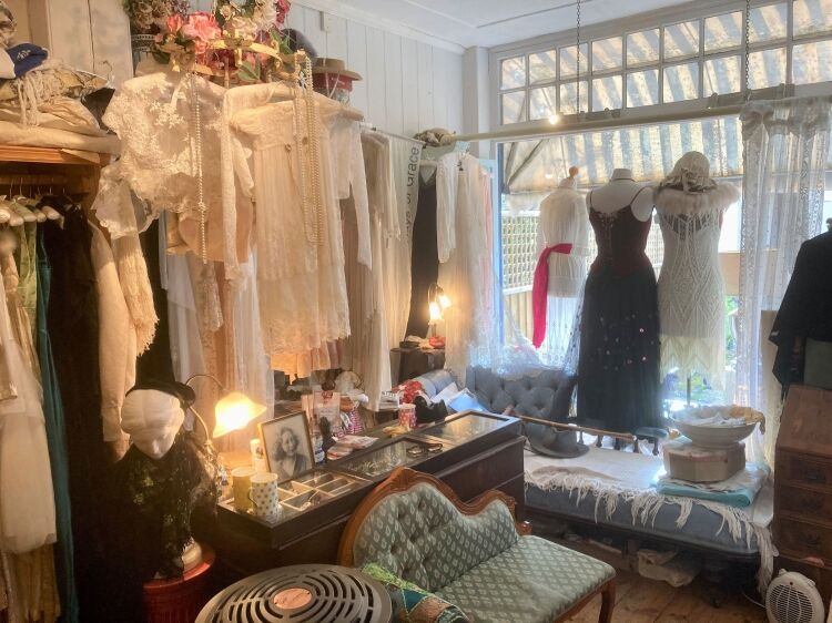 ANTIQUE & VINTAGE WEDDING DRESSES & FASHION OUTLET Photo 5