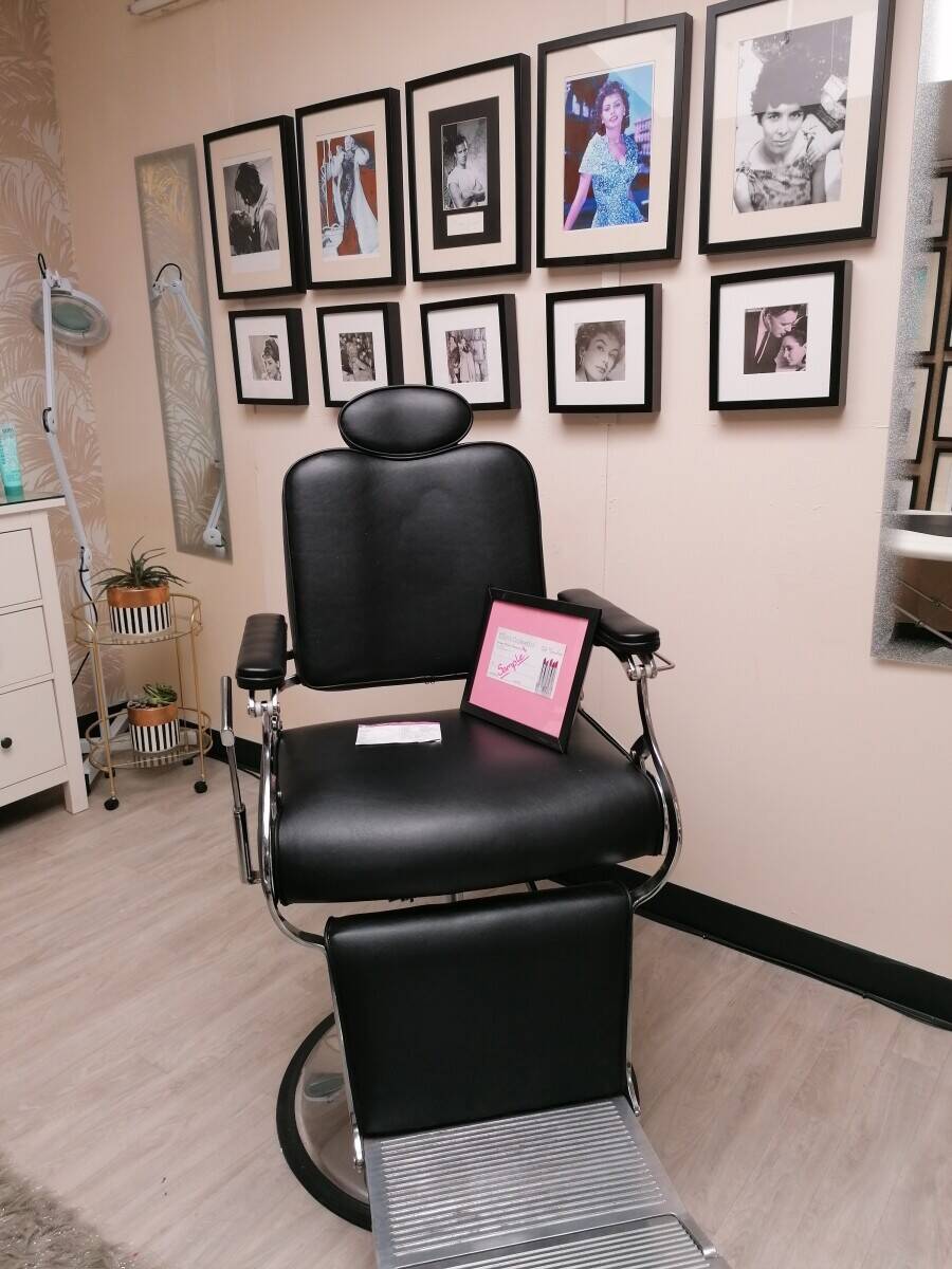 Cosmetics and Beauty shop with Salon Photo 5