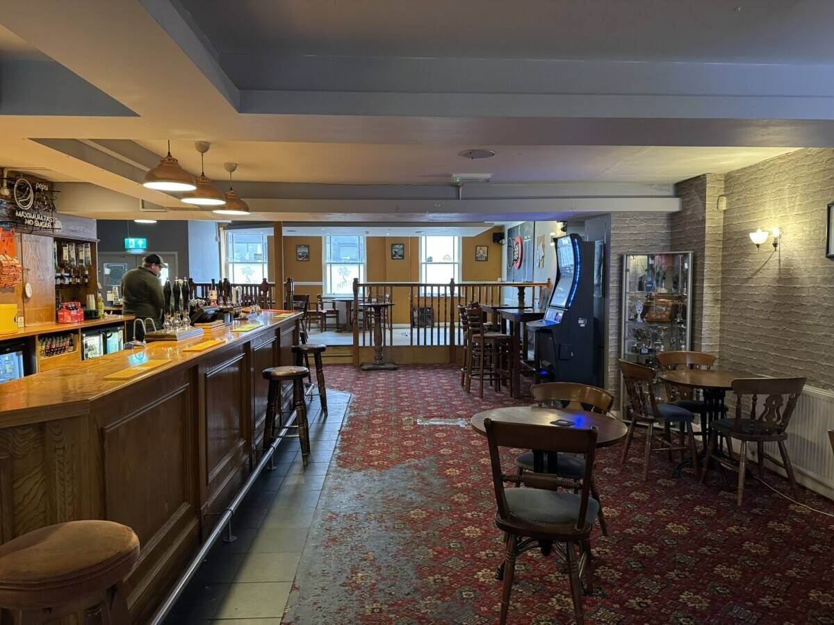 PEMBROKESHIRE - CENTRAL PUB WITH LETTING ROOMS