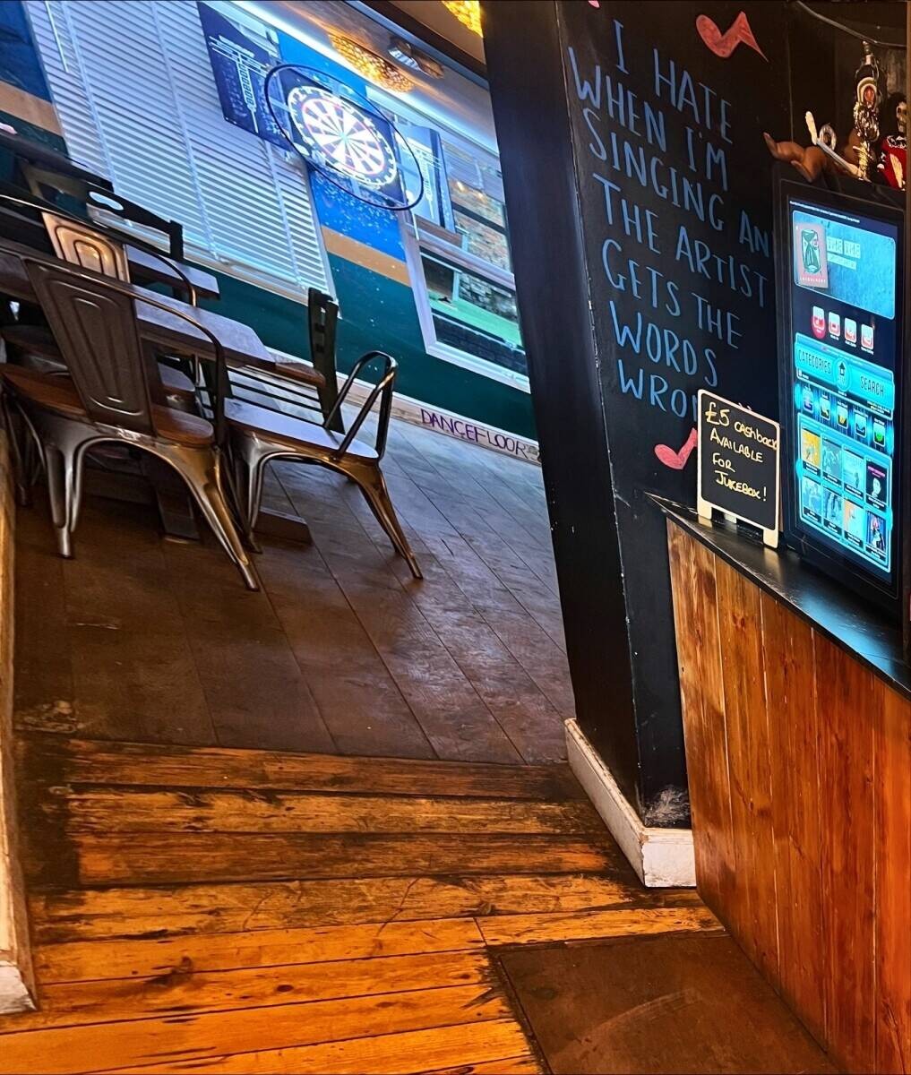 Quirky bar in Ashford town centre for leasehold sale Photo 5
