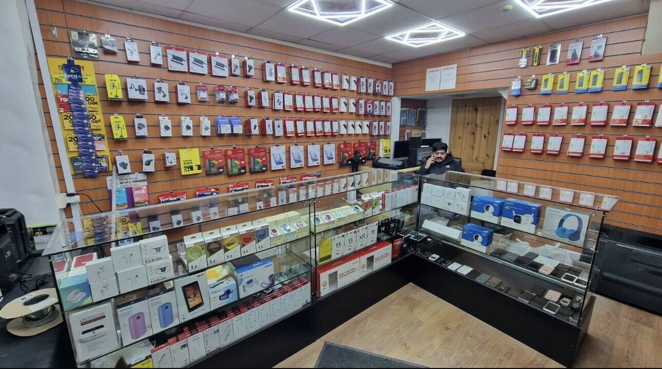 Established mobile phone shop for sale in bury(price reduced for a quick sale) Photo 5