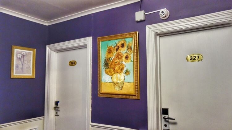 Prominent 28/29 Bedroom 2 Star Hotel with Consent to Extend