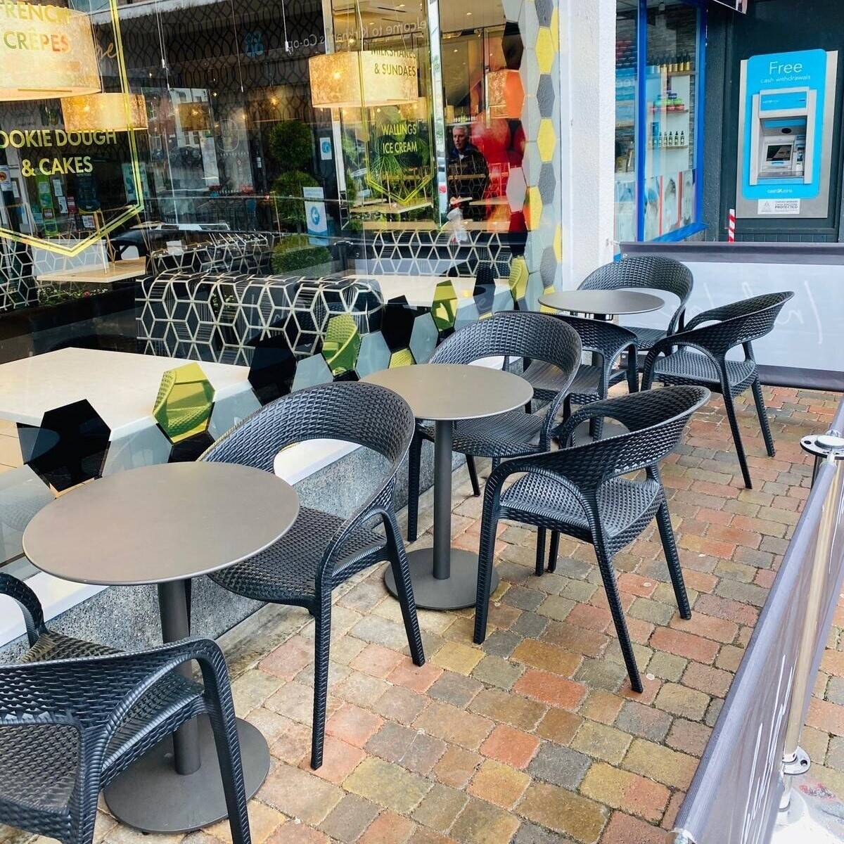 Well Established Fully Fitted Dessert & Coffee Shop in Prime Town Centre Location / alcohol licence Photo 6