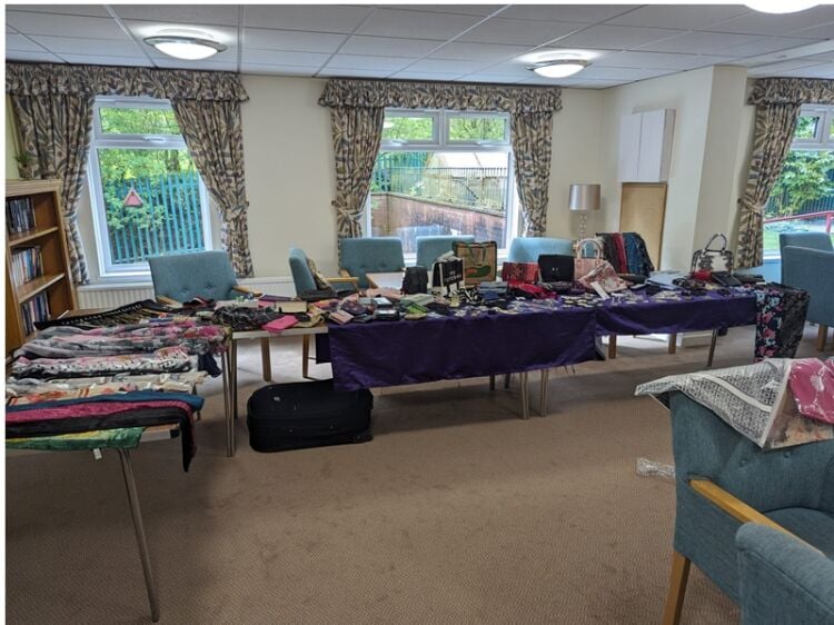 Mobile Retailer selling Jewellery, Handbags, Fashion, Accessories and Gifts.