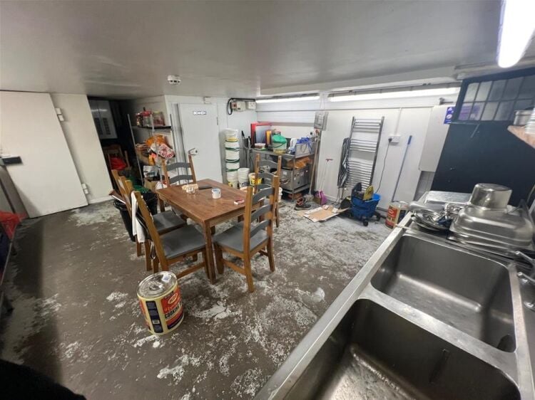 LEASEHOLD KEBAB TAKEAWAY
SELF CONTAINED 5 BED FLAT ABOVE Photo 5