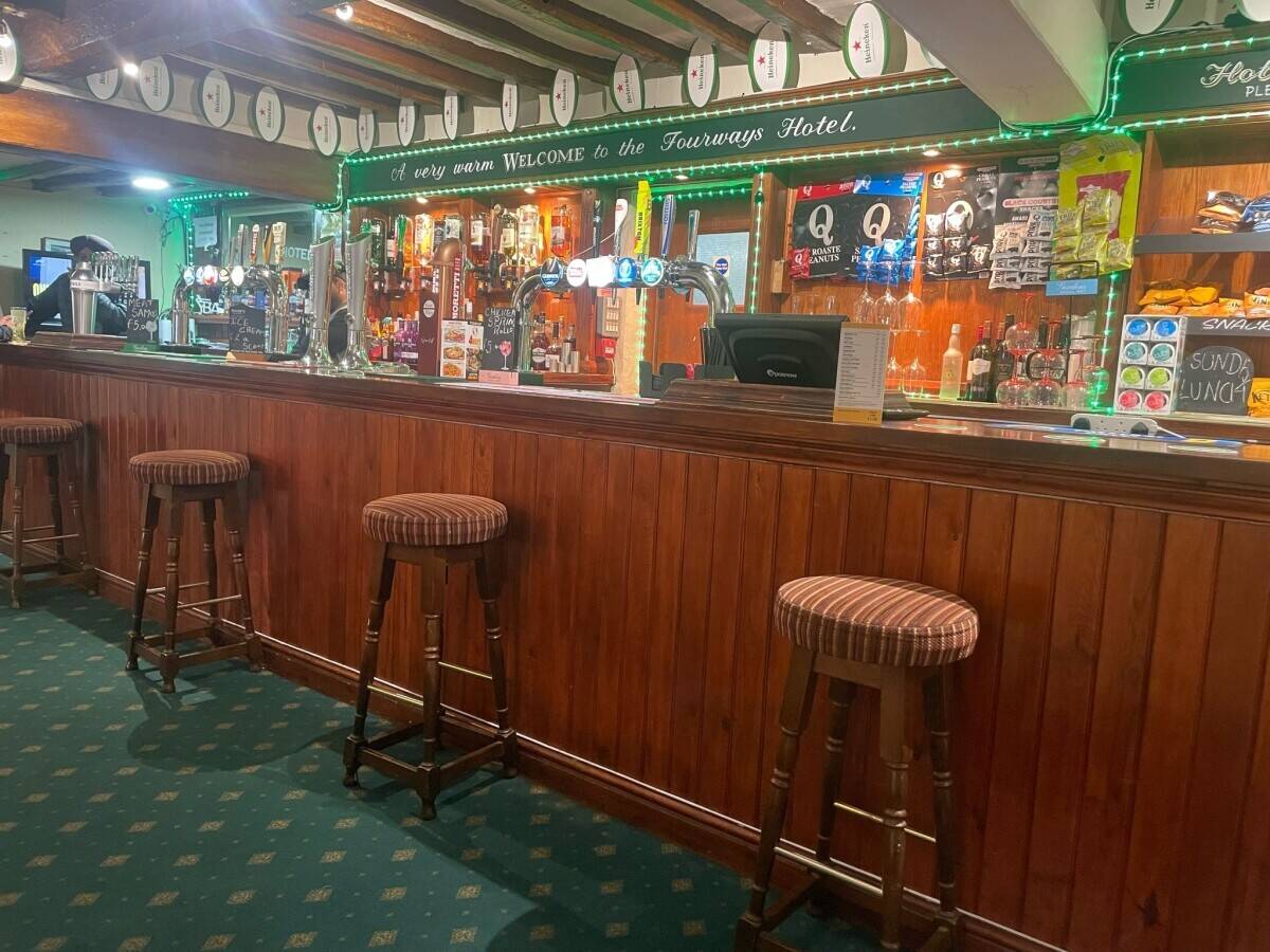 NOTTINGHAMSHIRE - 9 BEDROOM HOTEL, BAR AND RESTAURANT WITH CAR PARK