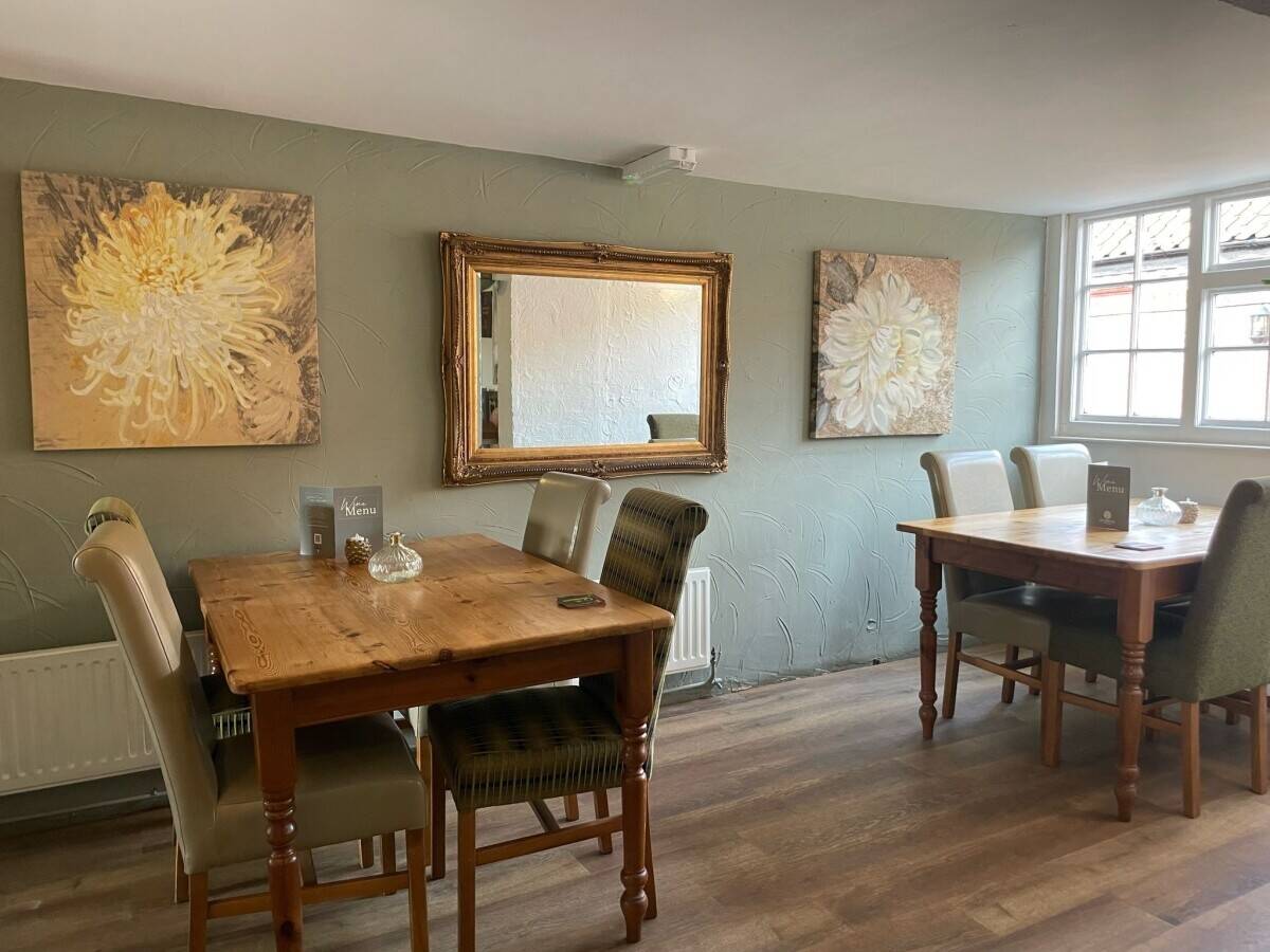 NOTTINGHAMSHIRE - THREE BEDROOM CHARACTER PUB & RESTAURANT