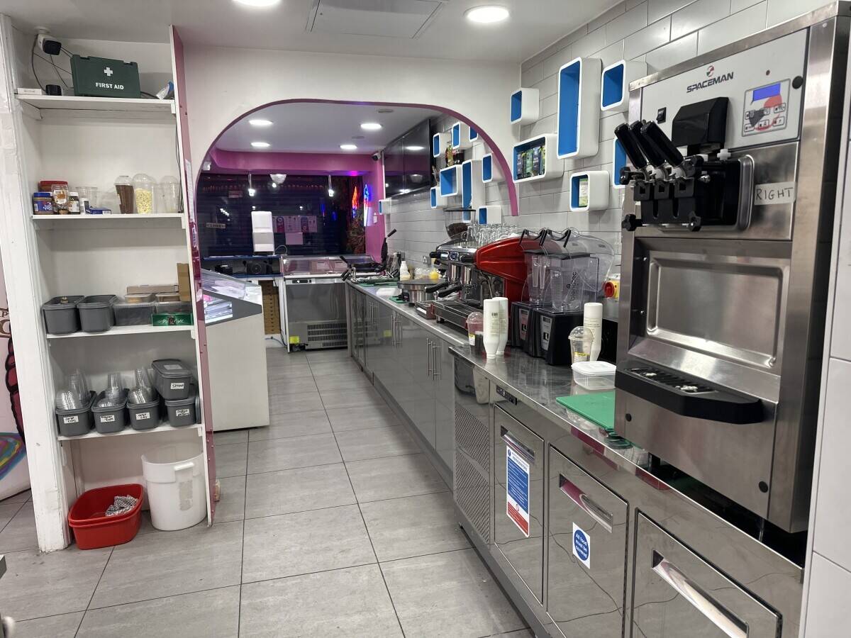 Dessert shop in a prime location Photo 5