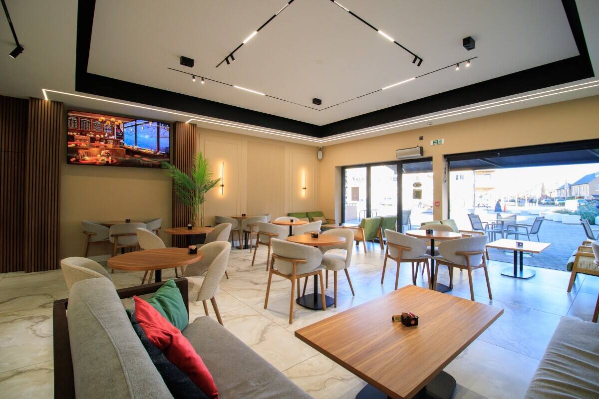 Cafe/restaurant for sale in Cambridge Trumpington with Large Kitchen and new outdoor seating.