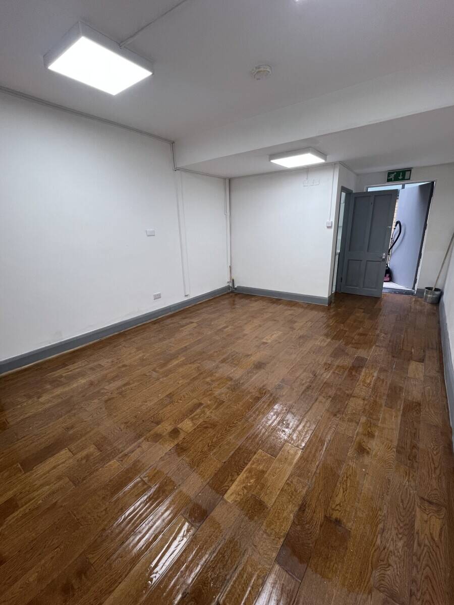 Self contained room to rent in the heart of Hoxton Street Market, with parking all bills included in rent Photo 5