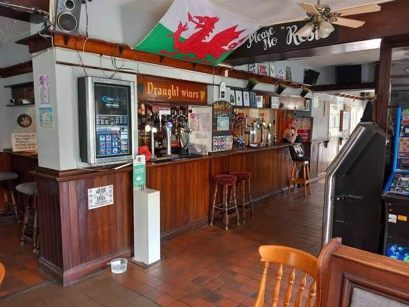 GWENT VALLEYS - PROMINENT TOWN CENTRE PUBLIC HOUSE OVERLOOKING PARK Photo 5