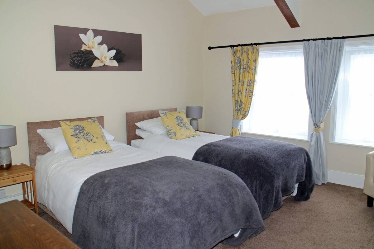MID WALES - MARKET TOWN CENTRE COACHING INN