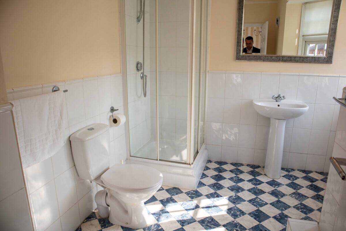 SURREY - PROFITABLE PUB WITH LETTING ROOMS Photo 5
