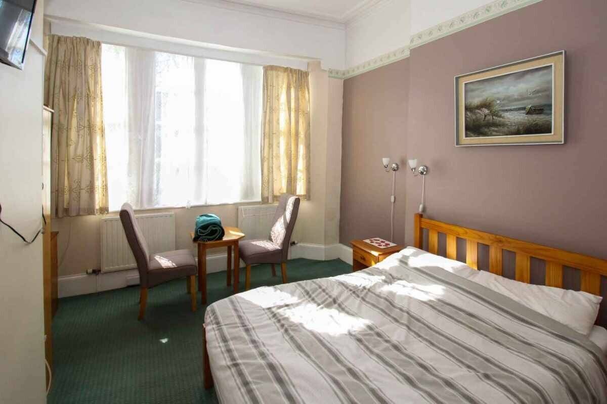 A wonderfully located 6 en-suite bedroom Guest House Photo 5