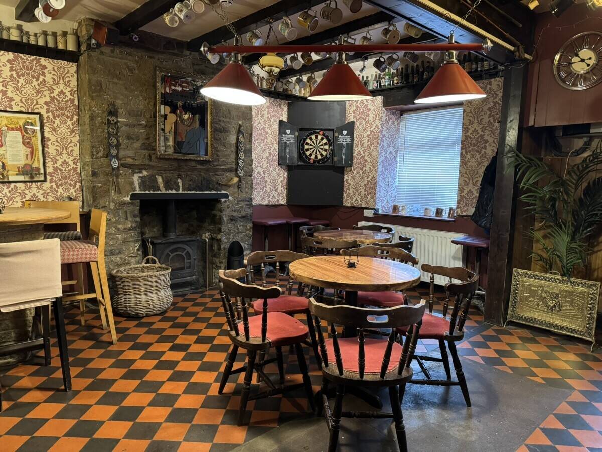LLANDEILO, CARMARTHENSHIRE - EDGE OF TOWN INN, HOTEL AND FUNCTIONS VENUE IN EXCELLENT ORDER Photo 5