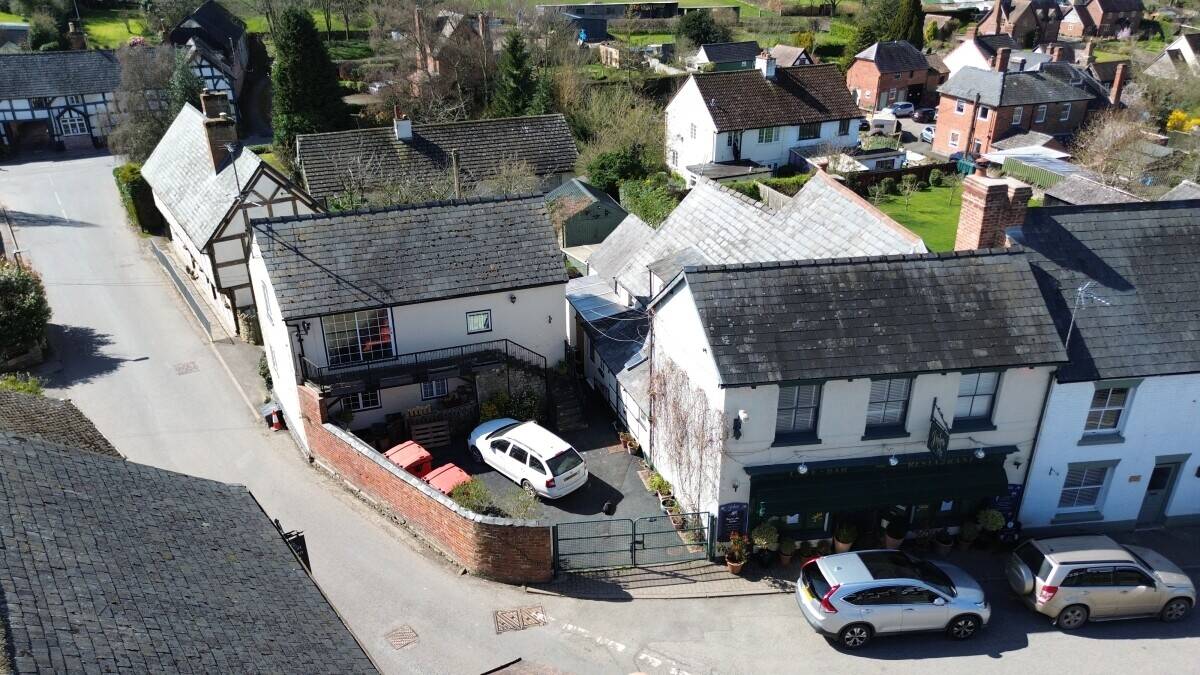 HEREFORDSHIRE - RENOWNED ‘BLACK & WHITE’ VILLAGE CENTRE RESTAURANT WITH SEPARATE OWNERS' HOME Photo 5