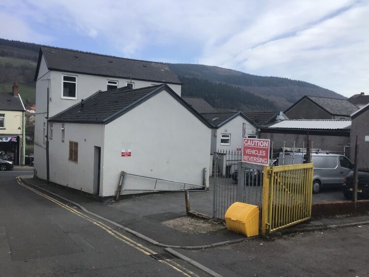 2 SIZABLE, MIXED USE RENTAL INCOME PROPERTIES,  MOUNTAIN ASH Photo 5