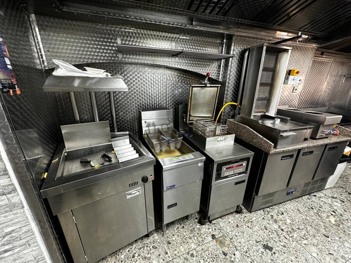 Modern Equipped Takeaway Shop on Edgware Road For Sale