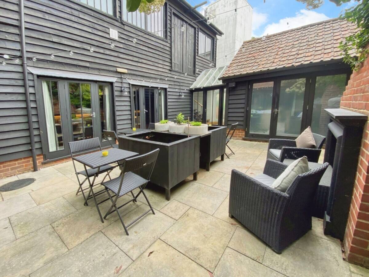 Vacant Fitted Bar / Restaurant - North Hill, Colchester