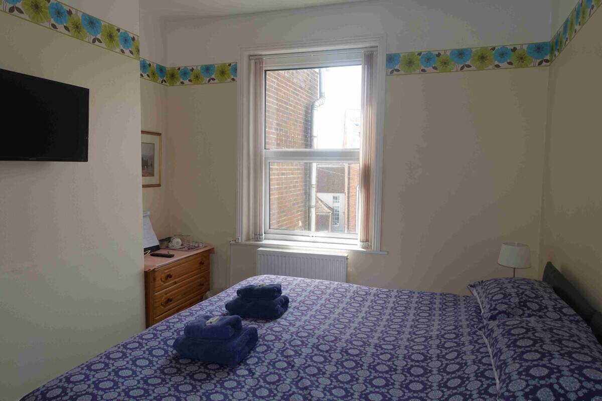 Rare Freehold Weymouth Sea Front Guest House For Sale Photo 5