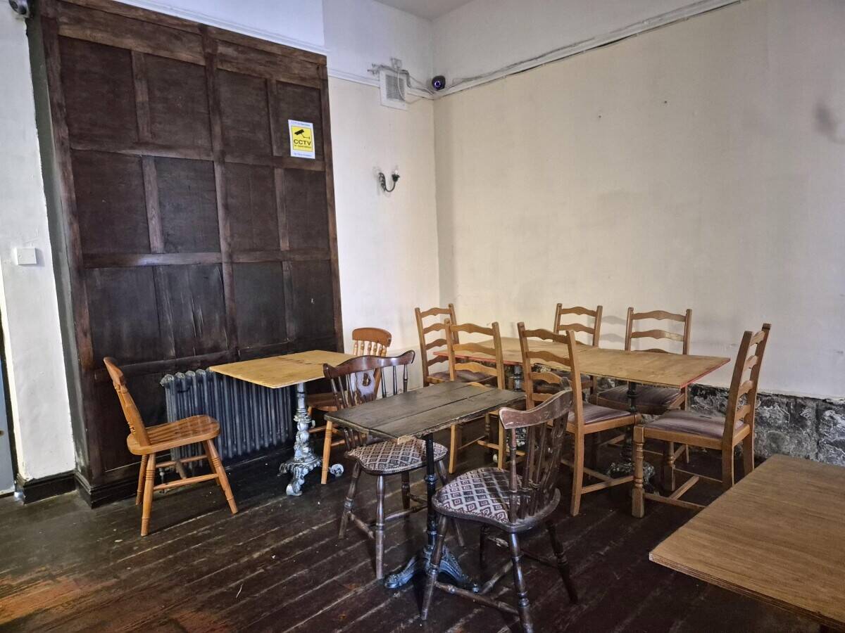 WREXHAM - 19TH CENTURY CITY CENTRE PUBLIC HOUSE Photo 5
