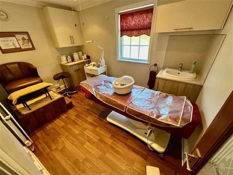 LEASEHOLD HEALTH & BEAUTY SALON