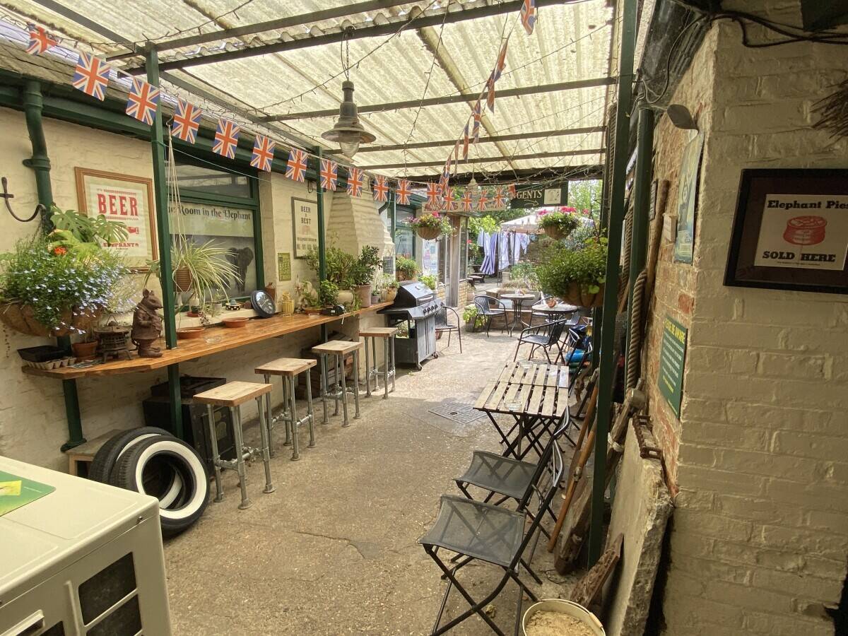 Wet led Freehouse pub for sale in Faversham Kent Photo 5