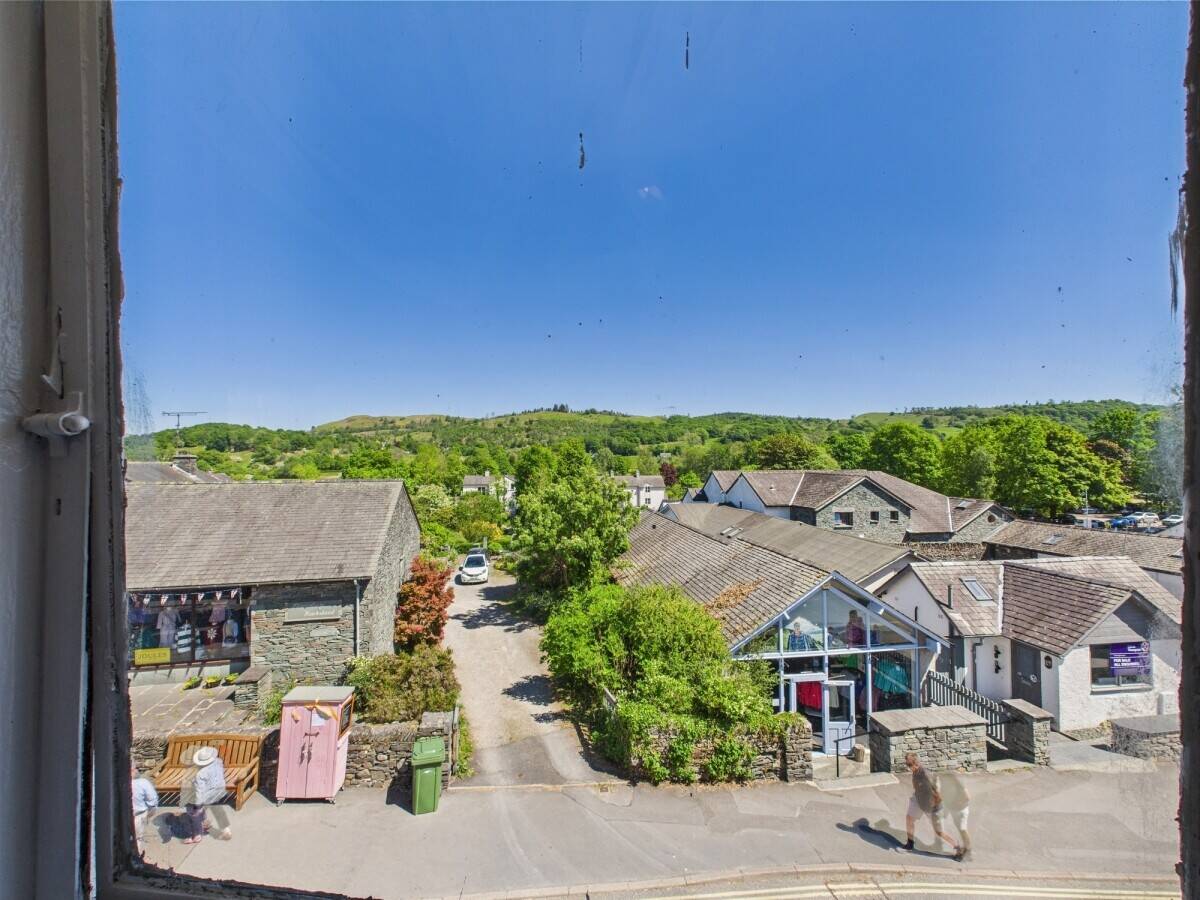 An excellent leasehold business opportunity, to acquire a well established and prominent chip shop Photo 5