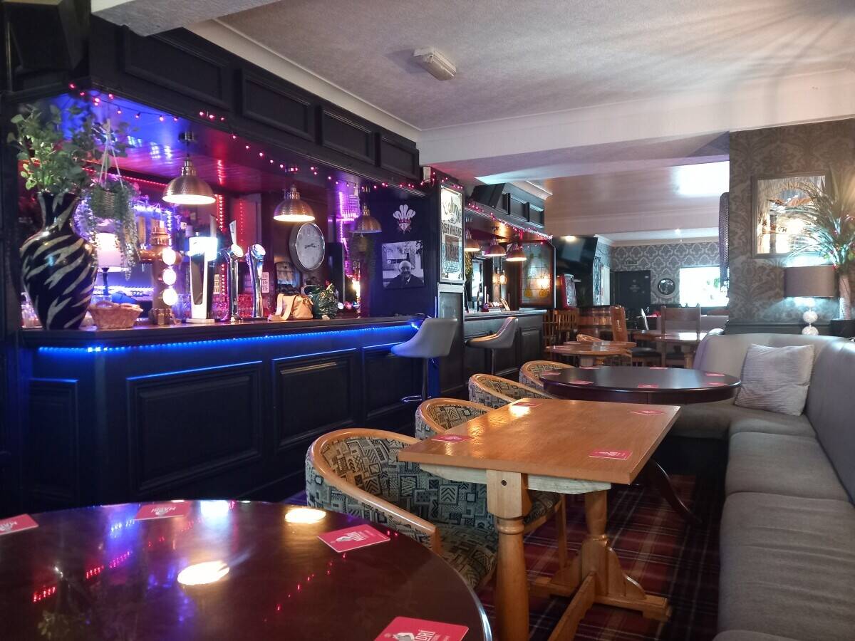 SOUTH WALES - WELL ESTABLISHED VILLAGE CENTRE PUBLIC HOUSE