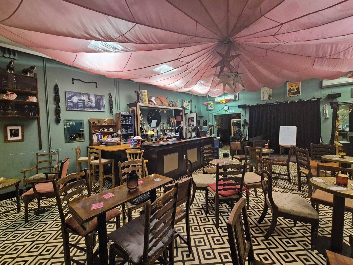 STAFFORDSHIRE - TOWN CENTRE BAR/LIVE MUSIC VENUE Photo 5
