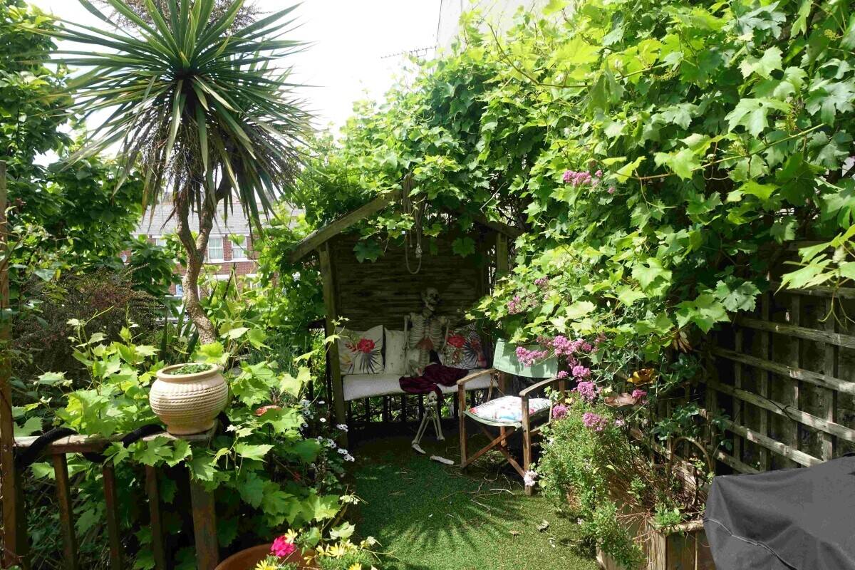 Stylish Seaside Guest House with Sub-Tropical Private Garden For Sale in Weymouth Photo 5