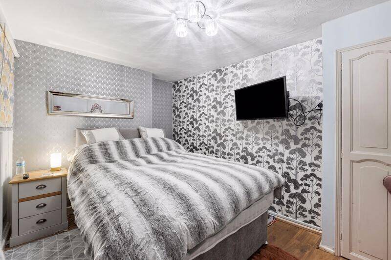 A Rare Freehold Guest House for sale in Weymouth with Car Park! Photo 5