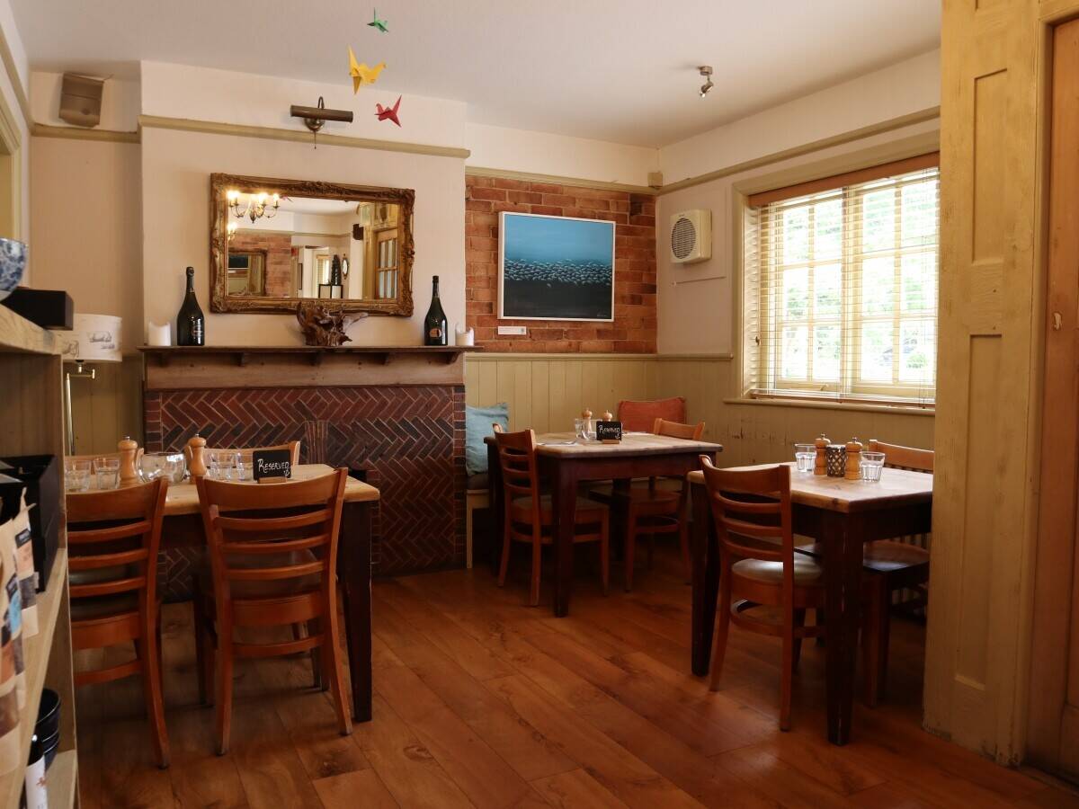 DORSET – WELL-APPOINTED AND CHARMING COUNTRY FREEHOUSE Photo 5