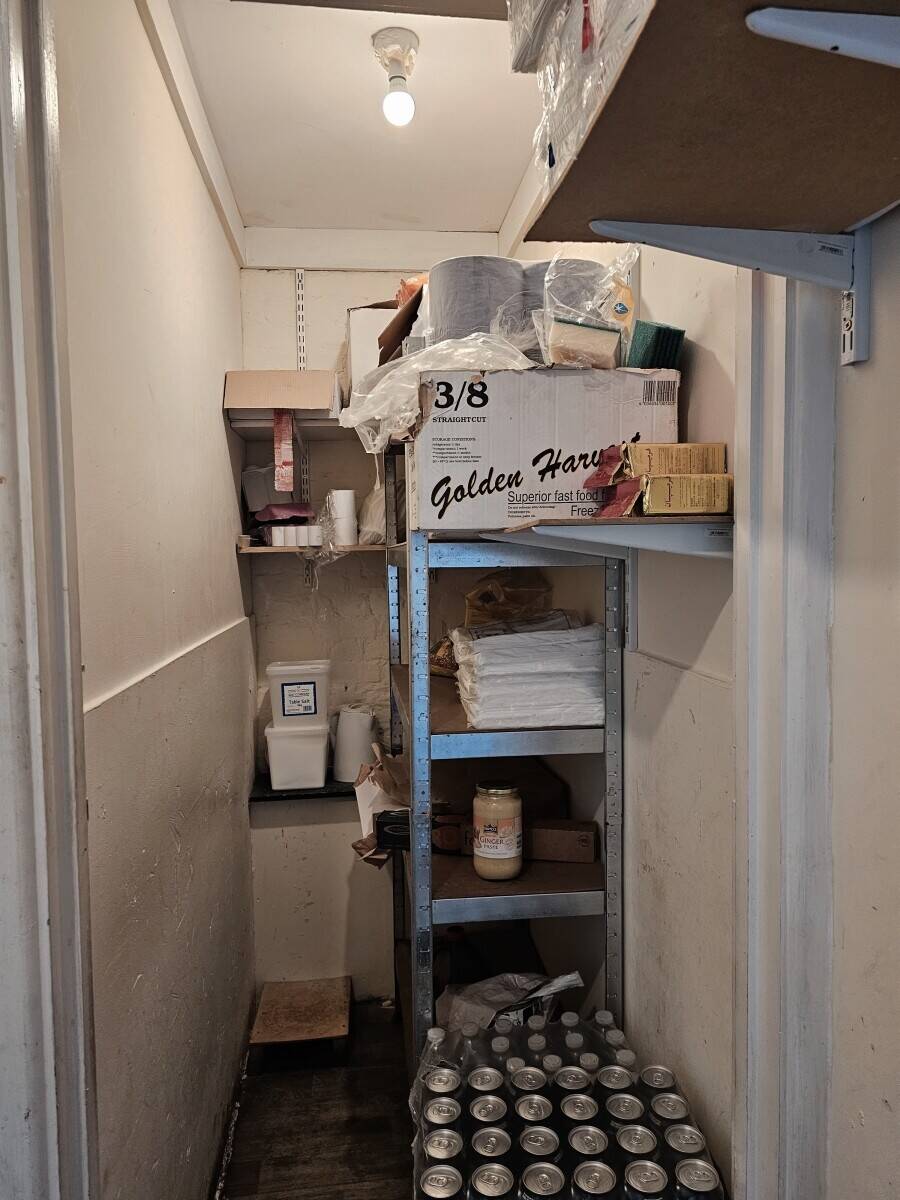 Pizza and Kebab takeway,  accommodation included , late night opening hours,  prime location Photo 5