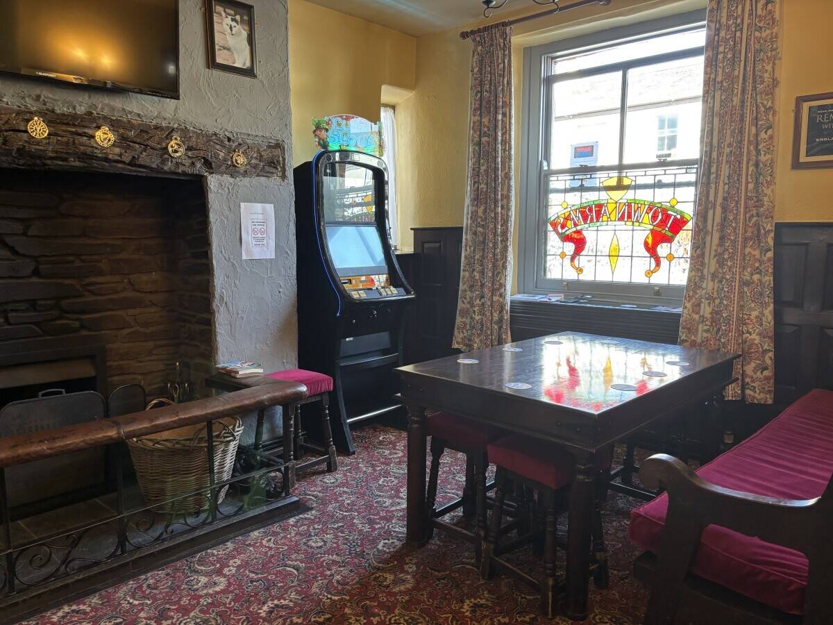DEVON - TOWN CENTRE FREEHOUSE WITH LETTING ROOMS & DEVELOPMENT POTENTIAL