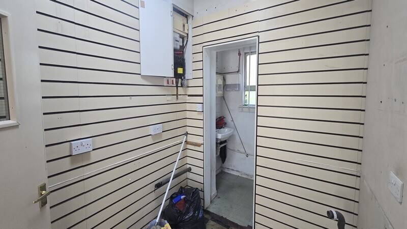 Retail Shop To Let Photo 5