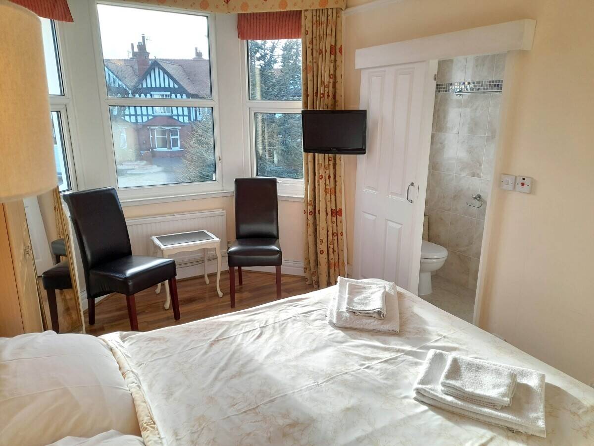 CONWY - DETACHED SIX BEDROOM GUEST HOUSE IN THE SEASIDE TOWN OF LLANDUDNO Photo 5