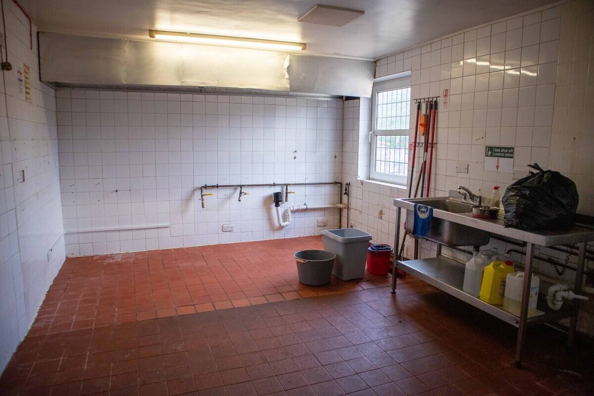 KENT - CLOSED PUB ON BUSY ARTERIAL ROAD