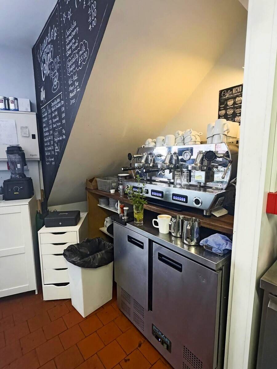 HISTORIC PORLOCK HIGH STREET - FREEHOLD CAFE/PIZZA/TAKEAWAY WITH 3/4 BED HOME Photo 5