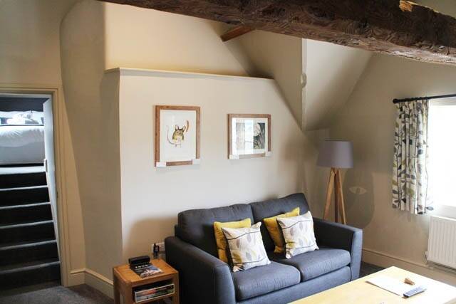 GLOUCESTERSHIRE -AWARD WINNING PUB IN EDGE OF COTSWOLD TOWN Photo 5